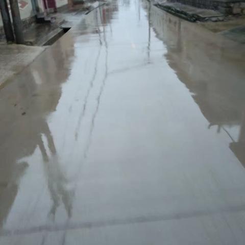 网格员雨中排查、清理排水沟垃圾