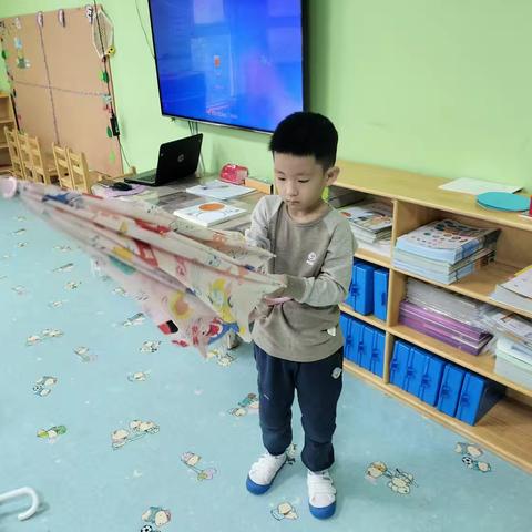 樱桃班——课程主题故事《伞花朵朵开》🎈
