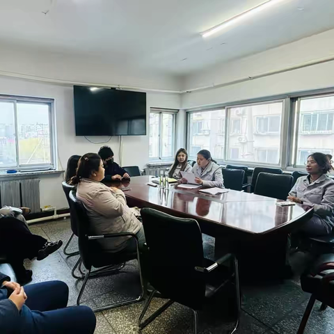 双鞍集团建筑器材公司党支部召开会议传达学习贯彻全国两会精神