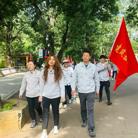 双鞍集团建筑器材公司参与集团先进人物登山活动