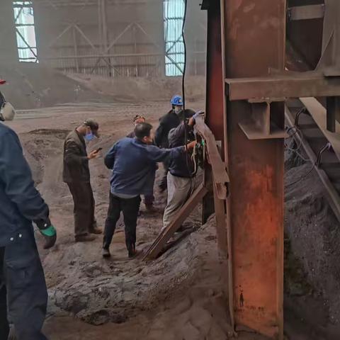 双鞍集团建筑器材公司作业区紧急抢修设备 保障生产平稳运行