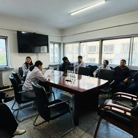 双鞍集团建筑器材公司党支部召开专题学习会