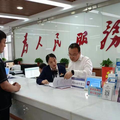 局长“亲身办” 服务“再提升” ——区行政审批局邀请卫生健康局主要负责同志到区政务大厅开展“一把手走流程、坐窗口”活动