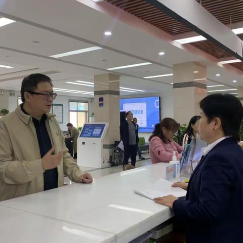 “一把手”走流程 “零距离”优服务——区行政审批局邀请区秦保局主要负责同志到区政务大厅开展“一把手走流程、坐窗口”活动