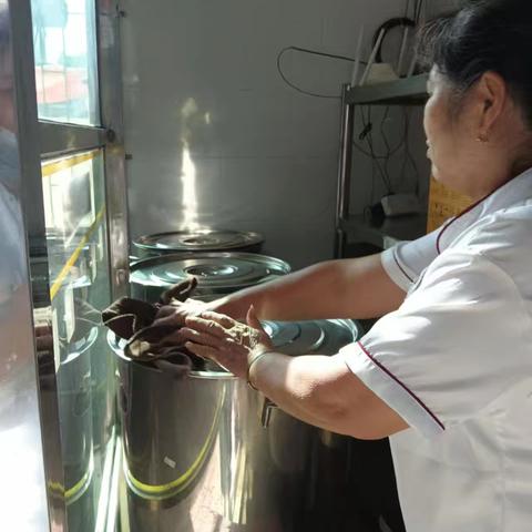 定城镇恒艺幼儿园——台风“潭美”后开展复课前卫生消杀工作