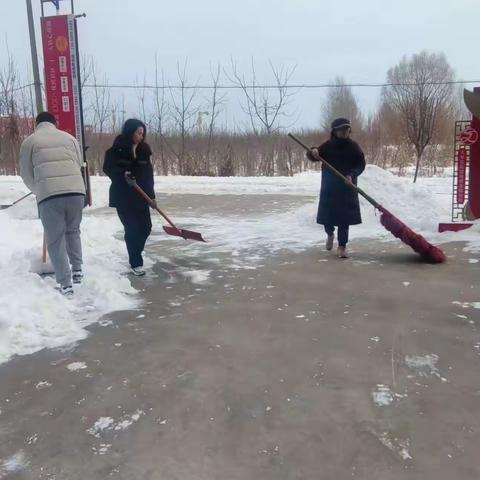 社区扫除冰雪，确保出行安全