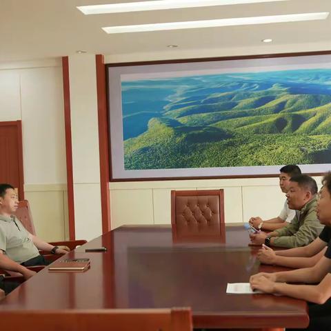 五岔沟林业局党组书记、局长王立东听取白狼驻村工作队汇报 擘画乡村振兴新路径