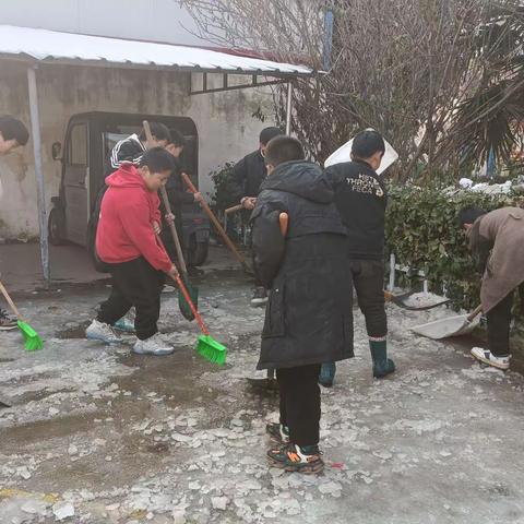 大傅寨小学除雪活动热火朝天