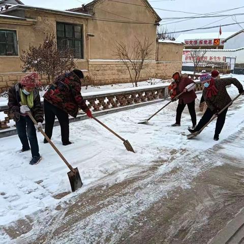 铲雪除冰 情暖寒冬