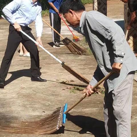 7月21日组织全村开展人居环境治理