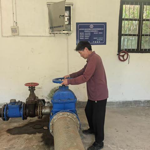 东垅水库管理所放水灌溉农作物