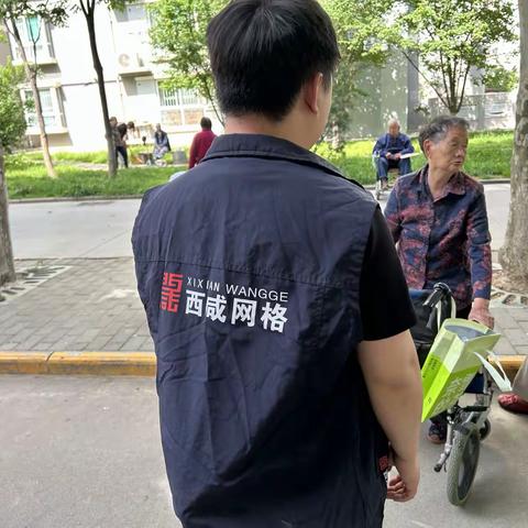 活动板房阻人行 网格员尽心协调恢复通行（副本）