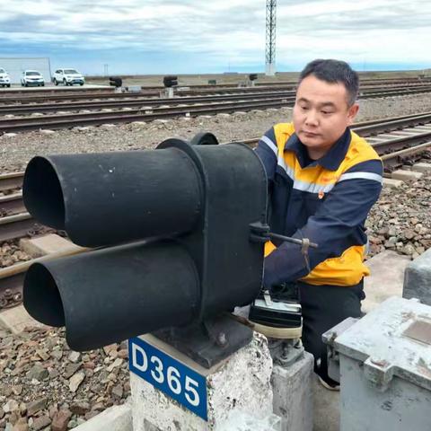 钢轨脉搏的守护者：阿拉山口信号车间主任李靖的九百日夜