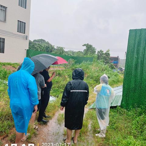 电海街道安乐村委会 战斗在一线，全力以赴防御台风“泰利”