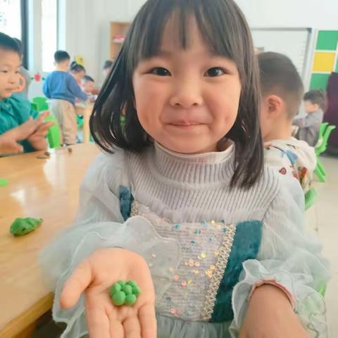 灏景园幼儿园小B班谭泳茵小朋友成长记录