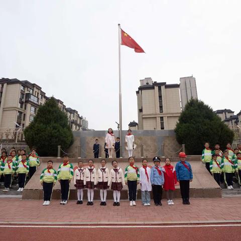 展 Ⅰ 从小爱劳动  从小会劳动——商务区实验小学二（3）中队“五一劳动节”升旗仪式