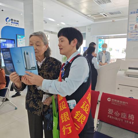 安徽省分行马鞍山向山支行开展“建行消保暖暖的，与您携手常相伴”之“致敬平凡”母亲节消保宣传活动