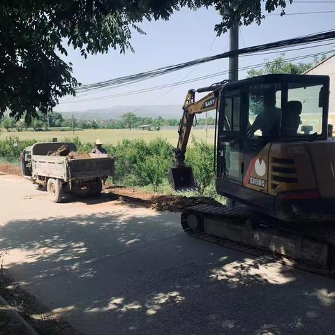 道路拓宽展新颜 安全出行保畅通||马额街道对荣村道路进行拓宽黑化