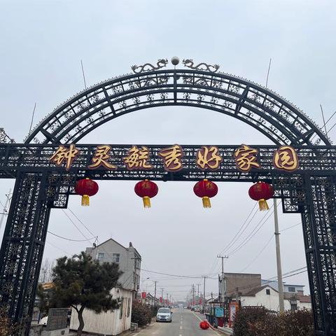 大红灯笼挂起来 浓浓年味飘起来