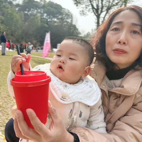 温馨瞬间：家庭与童年的美好时光（9−11个月）