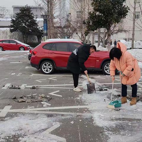 襄都区委网信办组织全体干部职工开展清雪铲冰活动