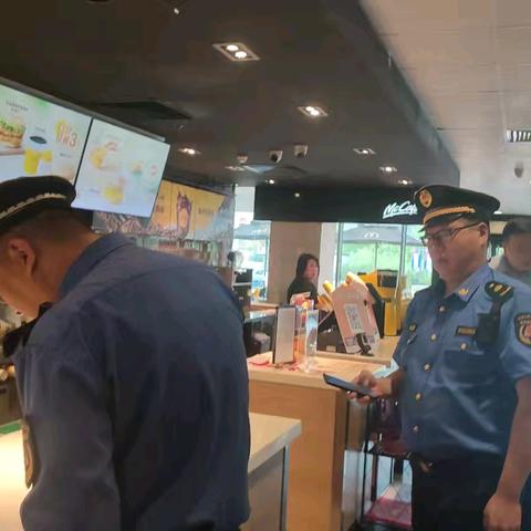 群力街道翠湖社区检查餐饮企业废弃油渣回收台账总结