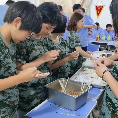 河北冀广铁路技工学校——组织校园包饺子团建活动