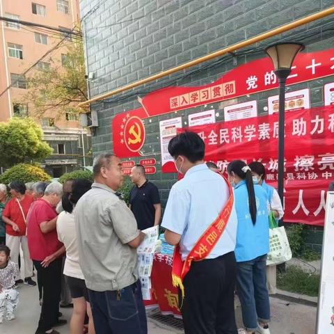 鹿邑支行下社区进行反假币宣传活动