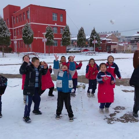 雪中乐 雪中趣——               马壁小学一、二年级学生赏雪玩雪活动