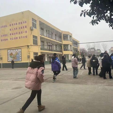 郾城区新店镇初级中学开展消防安全应急疏散演练活动