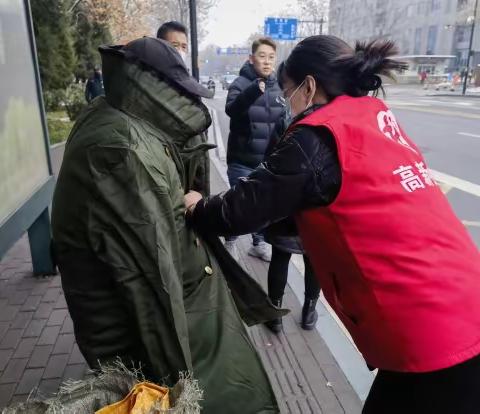 天寒人心暖 救助显真情——舜华路社工站开展流浪人员救助工作