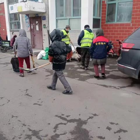 工农街道美晨社区开展“春风拂面处，家园换新颜”环境卫生整治活动