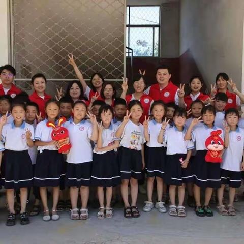 董吴庄小学讲台上的年轻人