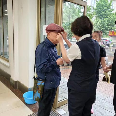 青年大街支行雨中温情：银行员工及时救助摔伤老人