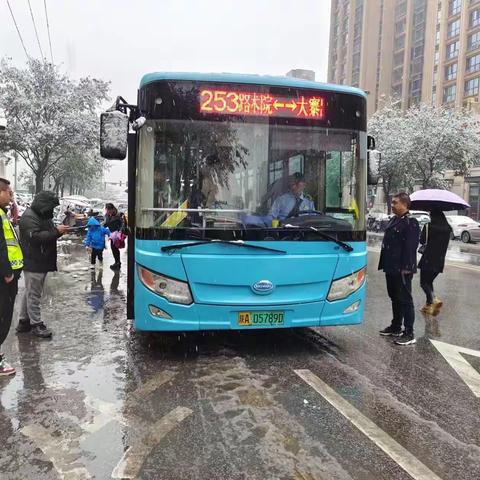 风雪中的别样“风景”  温暖城市出行人