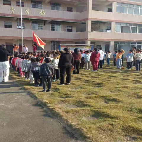 石园小学开展期中表彰暨家校共育