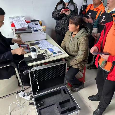 人民路支行开启第二季度外拓办卡新篇章