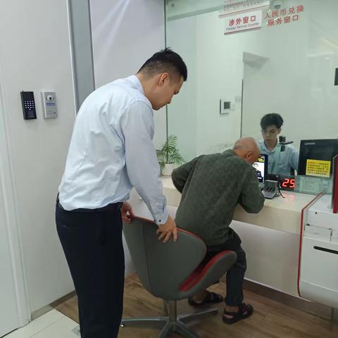 工行石狮人民路支行：暖心助老在行动