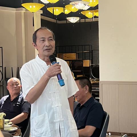 襄樊二中73届初中二班毕业50年聚会，同学们有说不完的话，人人踊跃发言