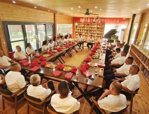 国网恩施市供电公司举办退休职工荣退仪式