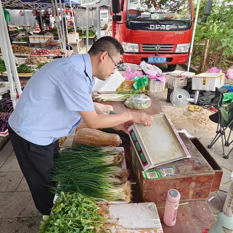 泉溪市场监管所开展夏季集市检查，护航舌尖上的安全