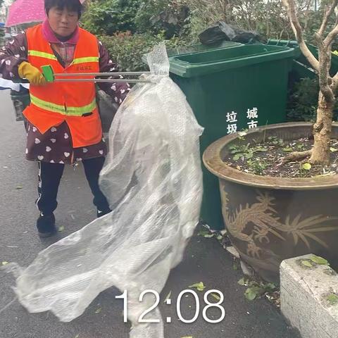 雨天作业不松懈，环卫保障不停歇 借雨冲洗事半功倍，道路恢复本来颜色 ‍ ‍ ‍