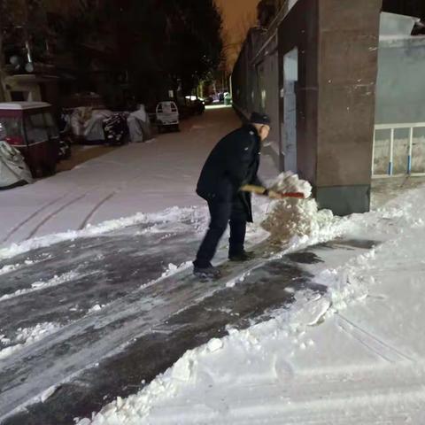 扫雪除冰暖人心 安全护航显担当