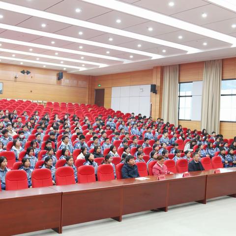 执笔中考酬壮志  以梦为马书青春                     ——八年级地生中考誓师大会