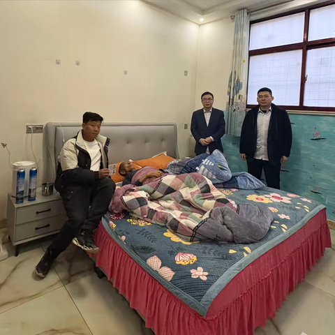 暖心服务到家门——新镇支行为偏瘫客户上门办理社保卡