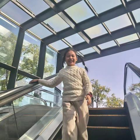 第一个秋假，我和妈妈，外婆去了有“人间天堂”美称的杭州。来到了美丽的西湖