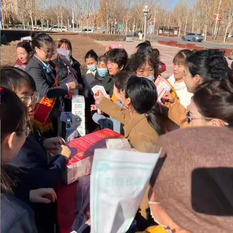 工行图木舒克支行开展“3•15消费者权益保护日”征信宣传活动