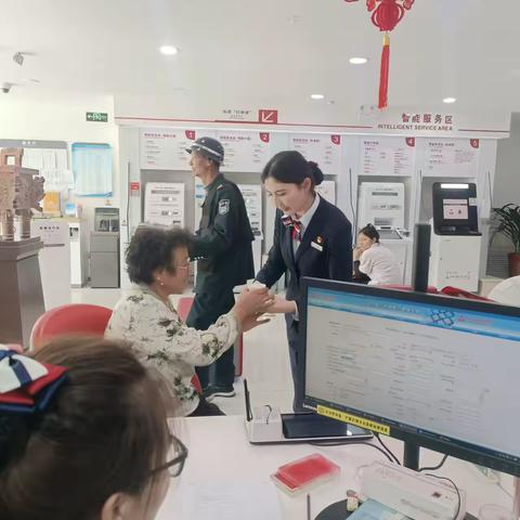 工行图木舒克支行开展敬老日活动