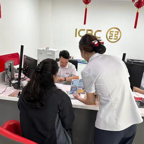 喀什分行图木舒克支行开展“守住钱袋子护好幸福家一反洗钱在行动”宣传活动
