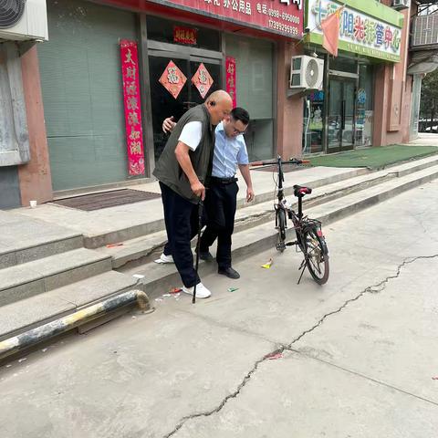图木舒克支行开展敬老日关爱服务活动